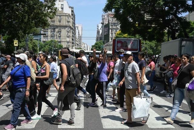 argentinos-abarrotan-comedores-comunitarios-mientras-milei-viaja-a-israel-8239html-protesta-en-buenos-airesjpg-5265html-f3305759-0870-497e-b08e-1ebf8e3215d3.jpgrawimagetrue.jpeg