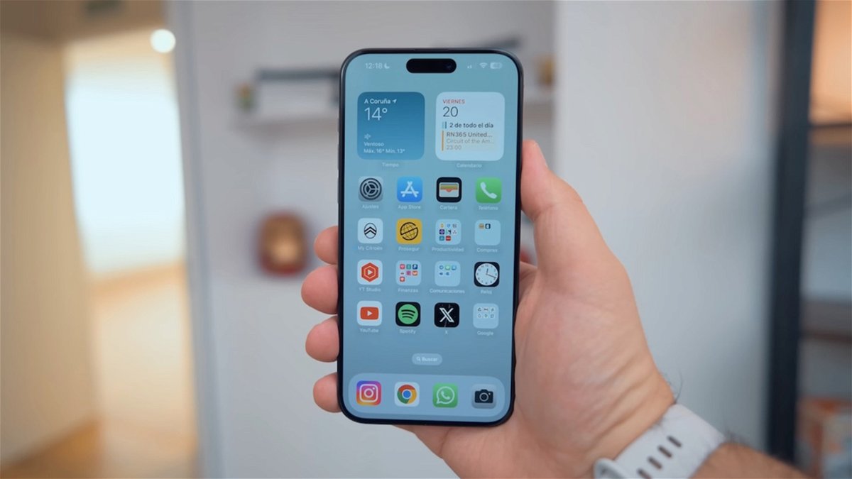 iphone-15-pro-mano-pantalla.jpg
