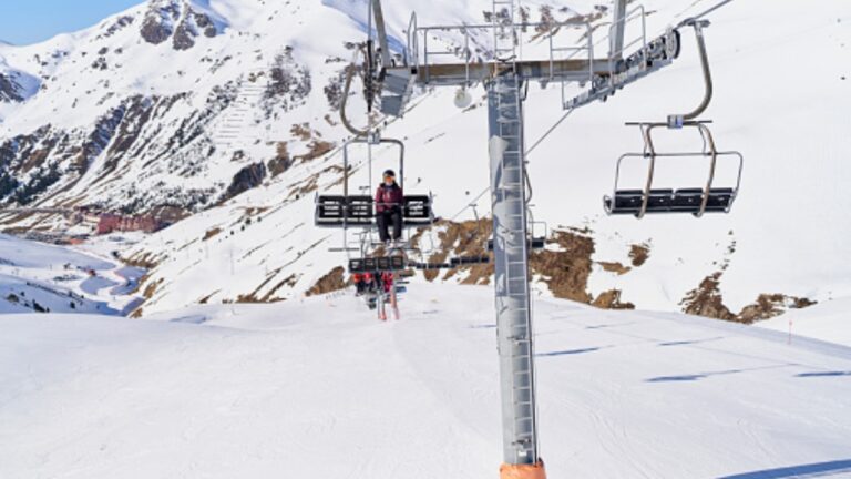 mujer-teleferico-nieve-california-125322.jpg