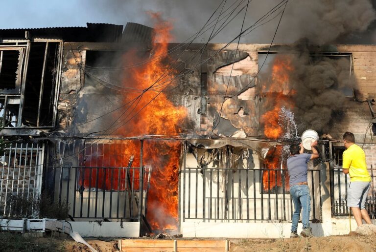 personas-extinguir-incendio-quema-casa.jpg