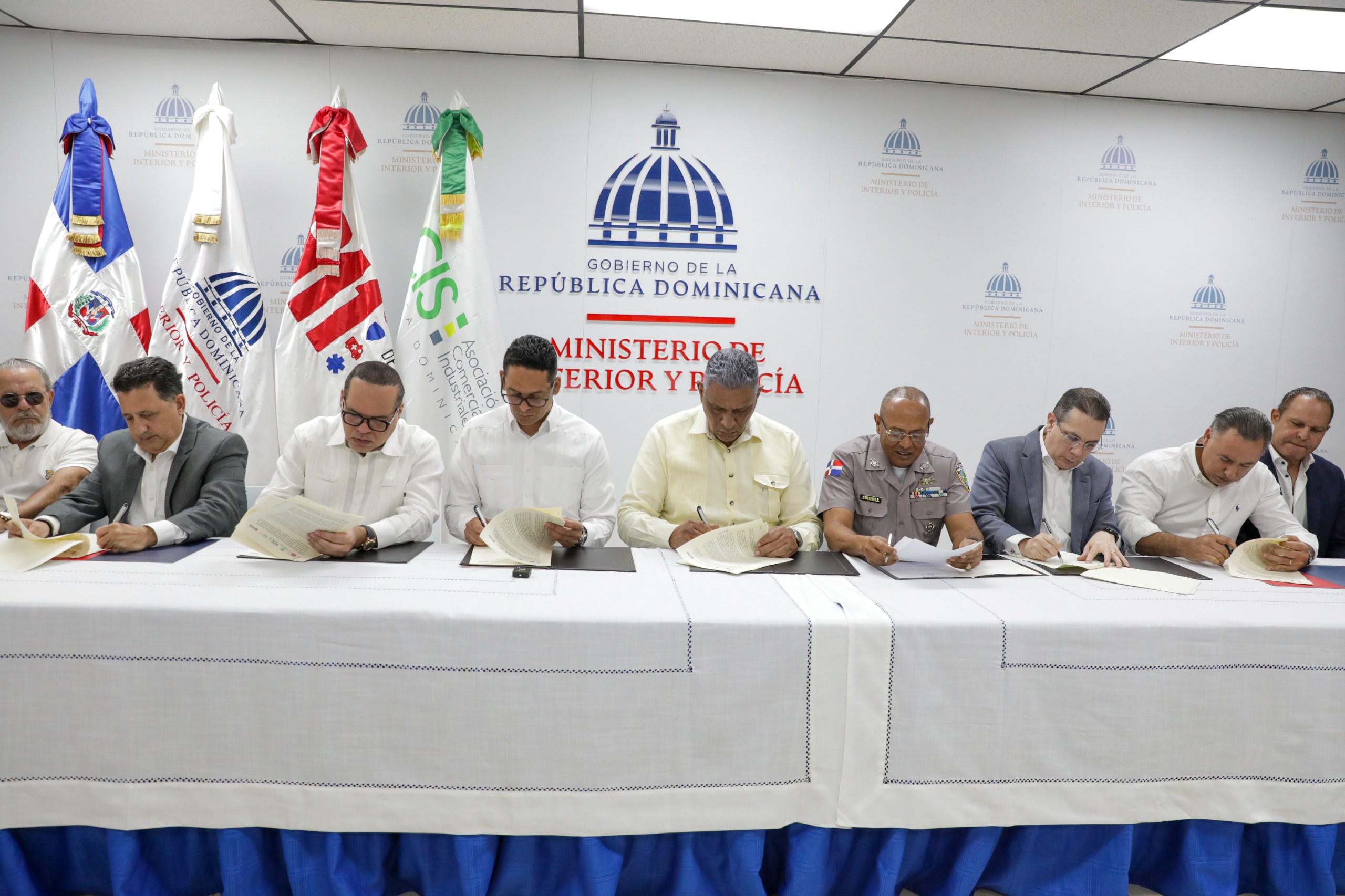 Firman-convenio-mediante-el-cual-se-agregaran-camaras-del-sector-privado.jpeg