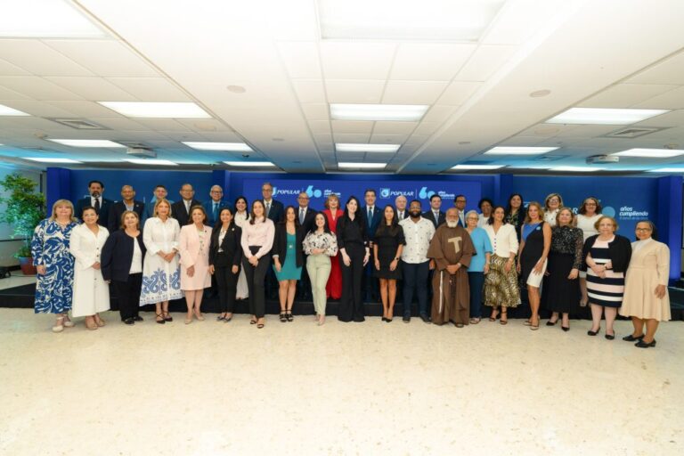 AND00391-Representantes-de-las-instituciones-que-recibieron-los-aportes-del-Banco-Popular-Dominicano-1024x682.jpg