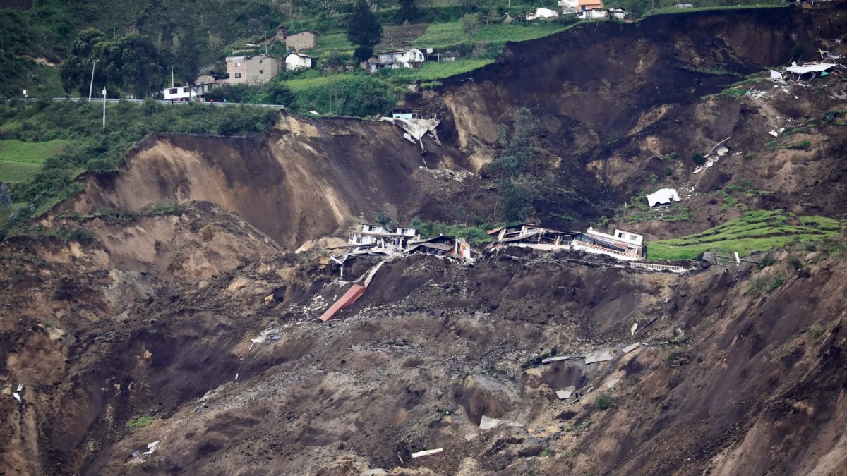 Deslizamientos-de-tierra-sepultan-barrios-completos-en-Ecuador.jpg
