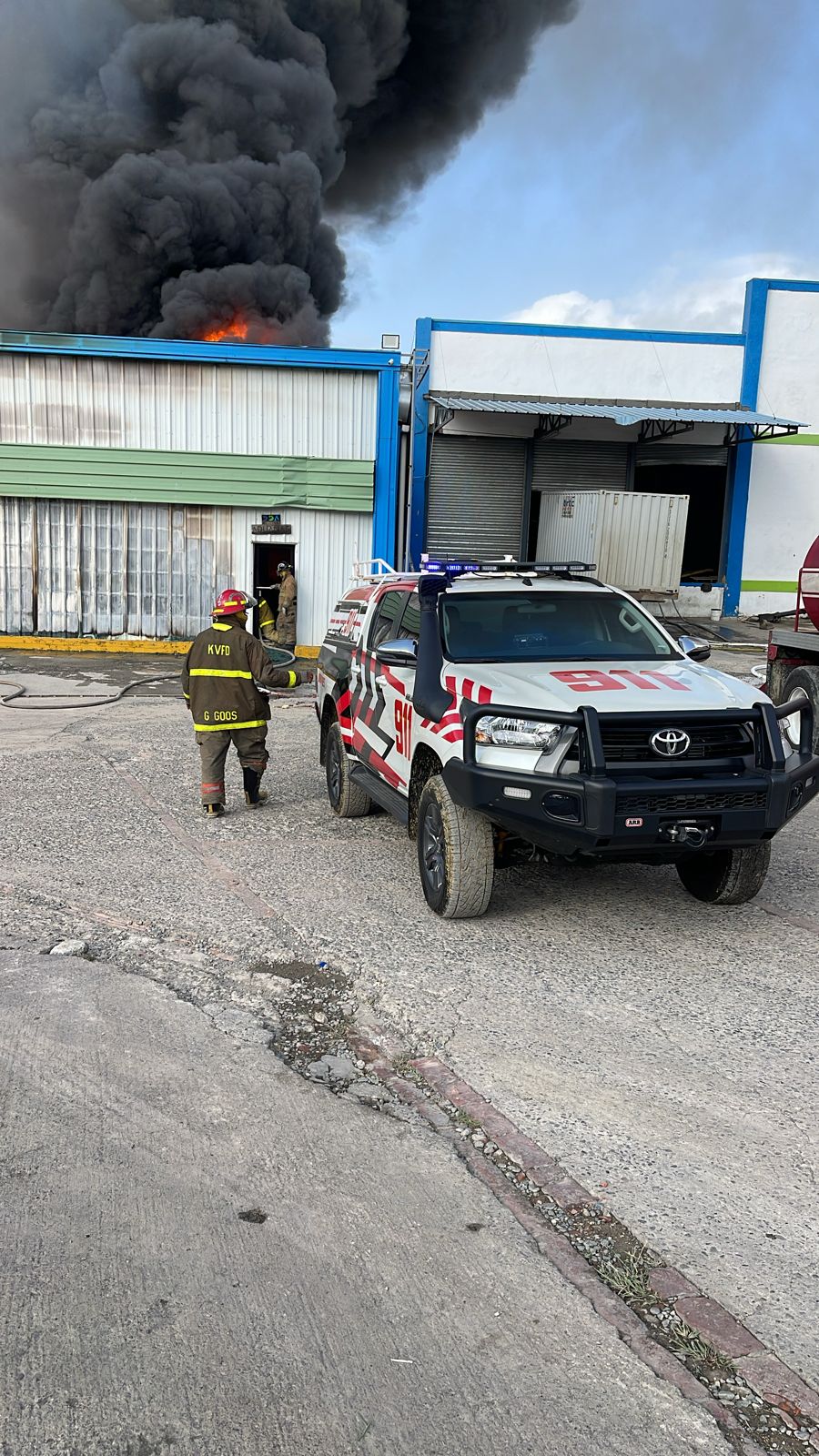 Incendio-en-nave-ubicada-en-autopista-Duarte-es-asistido-bajo-la-coordinacioin-del-911-2-1.jpeg