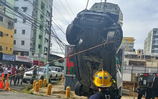Sacan-el-vehiculo-del-hoyo-de-la-construccion.webp.webp