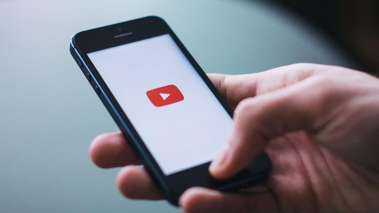 Usando-YouTube-aplicacion-smartphone.jpg