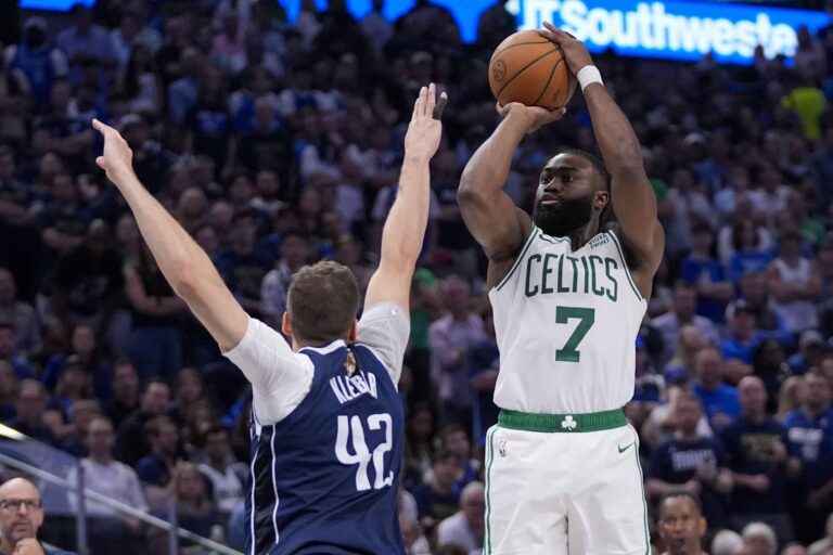 los-celtics-plantan-su-bandera-en-dallas-y-acarician-el-anillo-scaled.jpeg