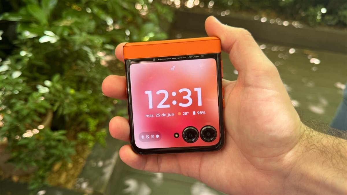 nuevos-motorola-razr-50-y-50-ultra-ia-y-la-mayor-pantalla-externa-en-un-plegable-de-tipo-concha.jpeg