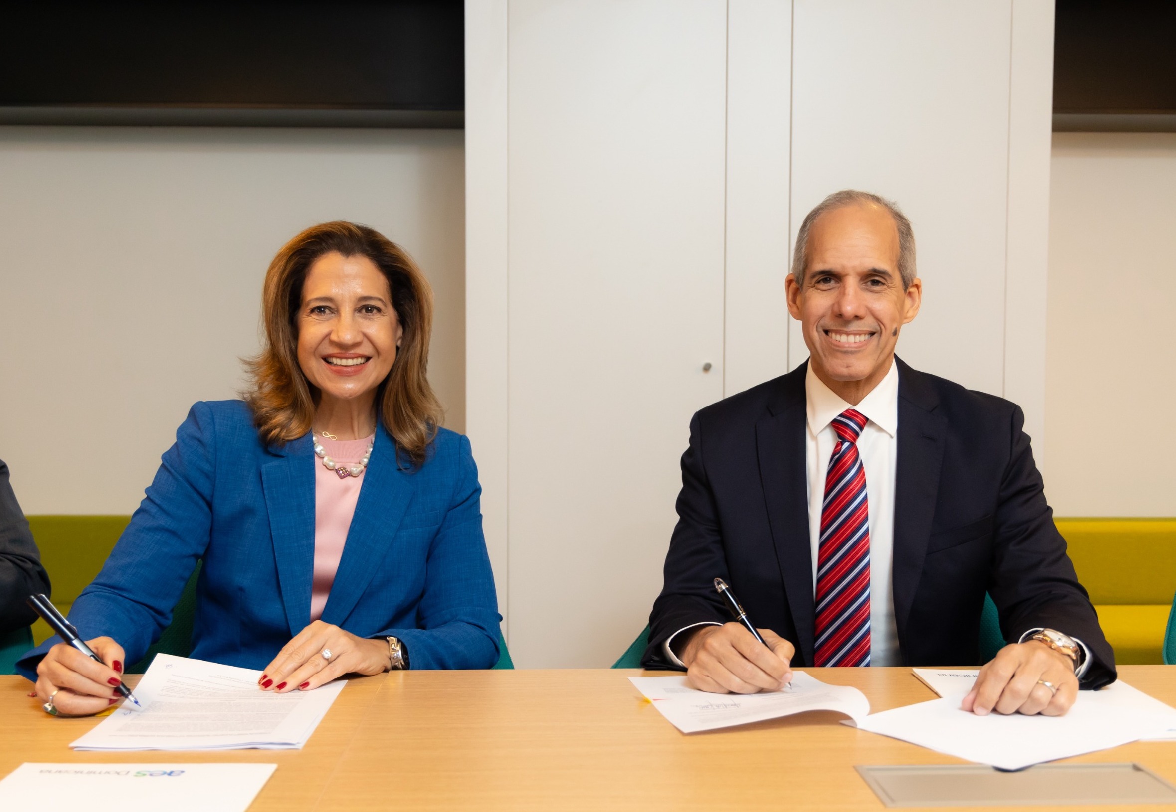 Mercedes-Carmen-Capellan-de-Lama-presidenta-la-Fundacion-Madre-y-Maestra-y-Edwin-De-los-Santos-presidente-de-AES-dominicana.jpeg