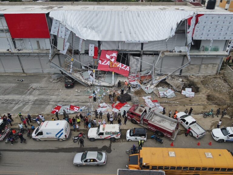 Sistema-911-coordina-rescate-tras-derrumbe-en-local-comercial-de-Santiag.jpeg