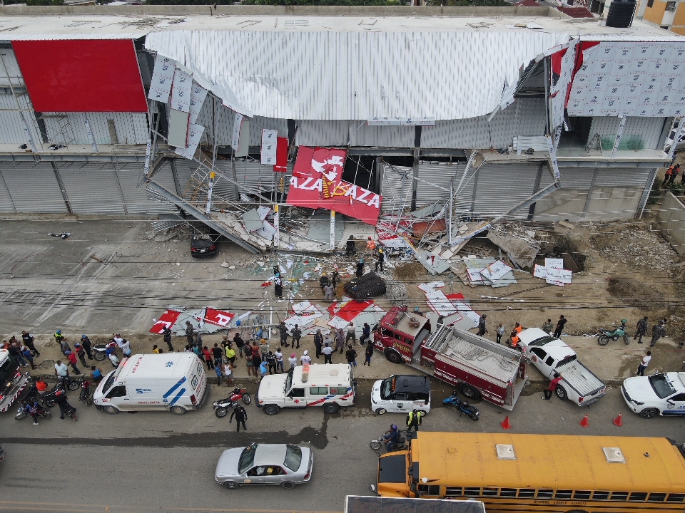 Sistema-911-coordina-rescate-tras-derrumbe-en-local-comercial-de-Santiag.jpeg