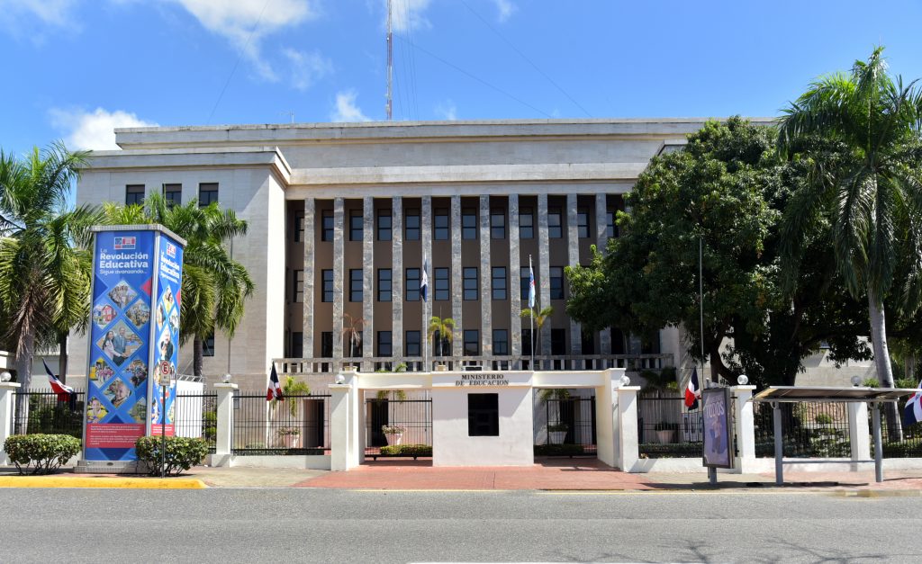 fachada-del-ministerio-de-educacion-foto-minerd-190520-1024x627-1.jpg