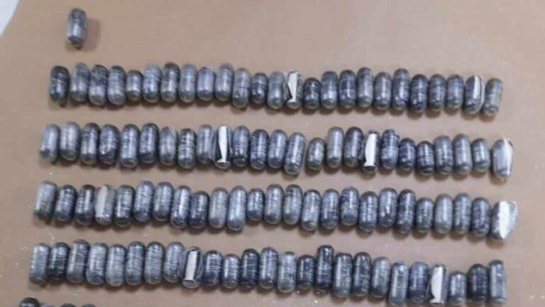 franceses-detenidos-en-el-aila-expulsaron-340-capsulas-de-cocaina-focus-min0.1-0.46-896-504.jpg