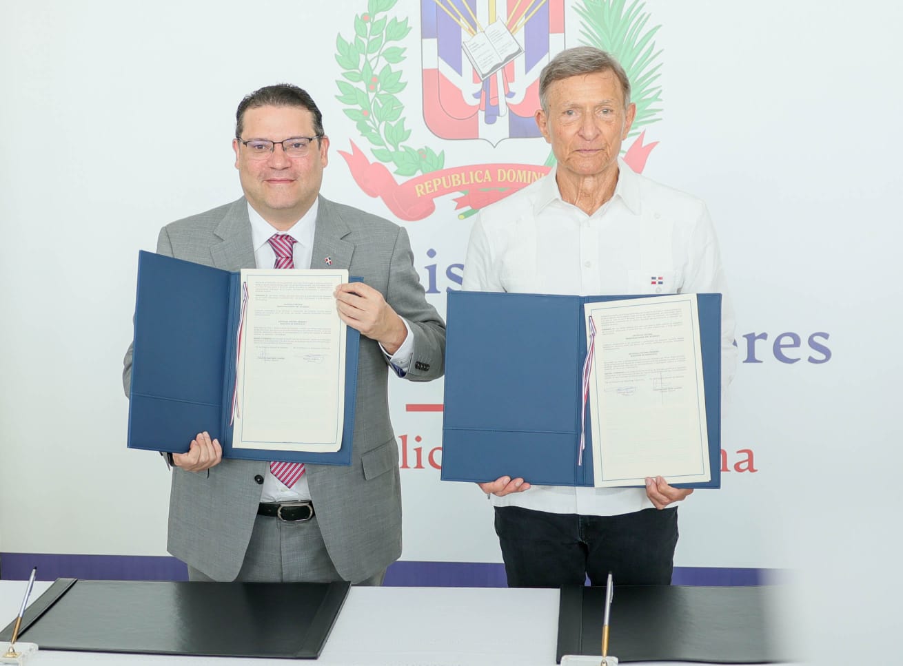 foto-1-el-director-general-de-aduanas-eduardo-sanz-lovatón-y-el-canciller-roberto-álvarez (1)