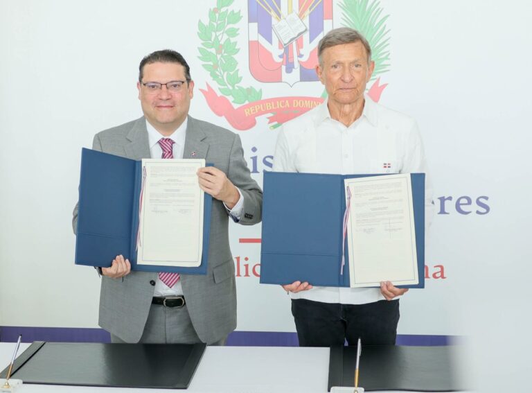 foto-1-el-director-general-de-aduanas-eduardo-sanz-lovatón-y-el-canciller-roberto-álvarez