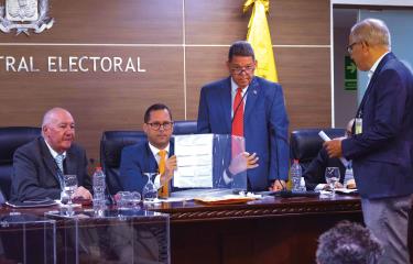imagen-26022025-comite-de-la-junta-central-recibe-equipos-para-tranajar-con-la-cedula-nueva-de-identidad---47-ac81ba3f-focus-0-0-375-240