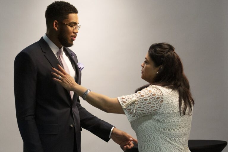 211020-Karl-Anthony-Towns-with-mother-se-1059a-712b86